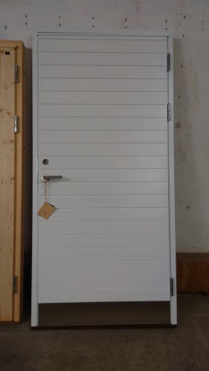 Vitmålad ytterdörr med liggande panel